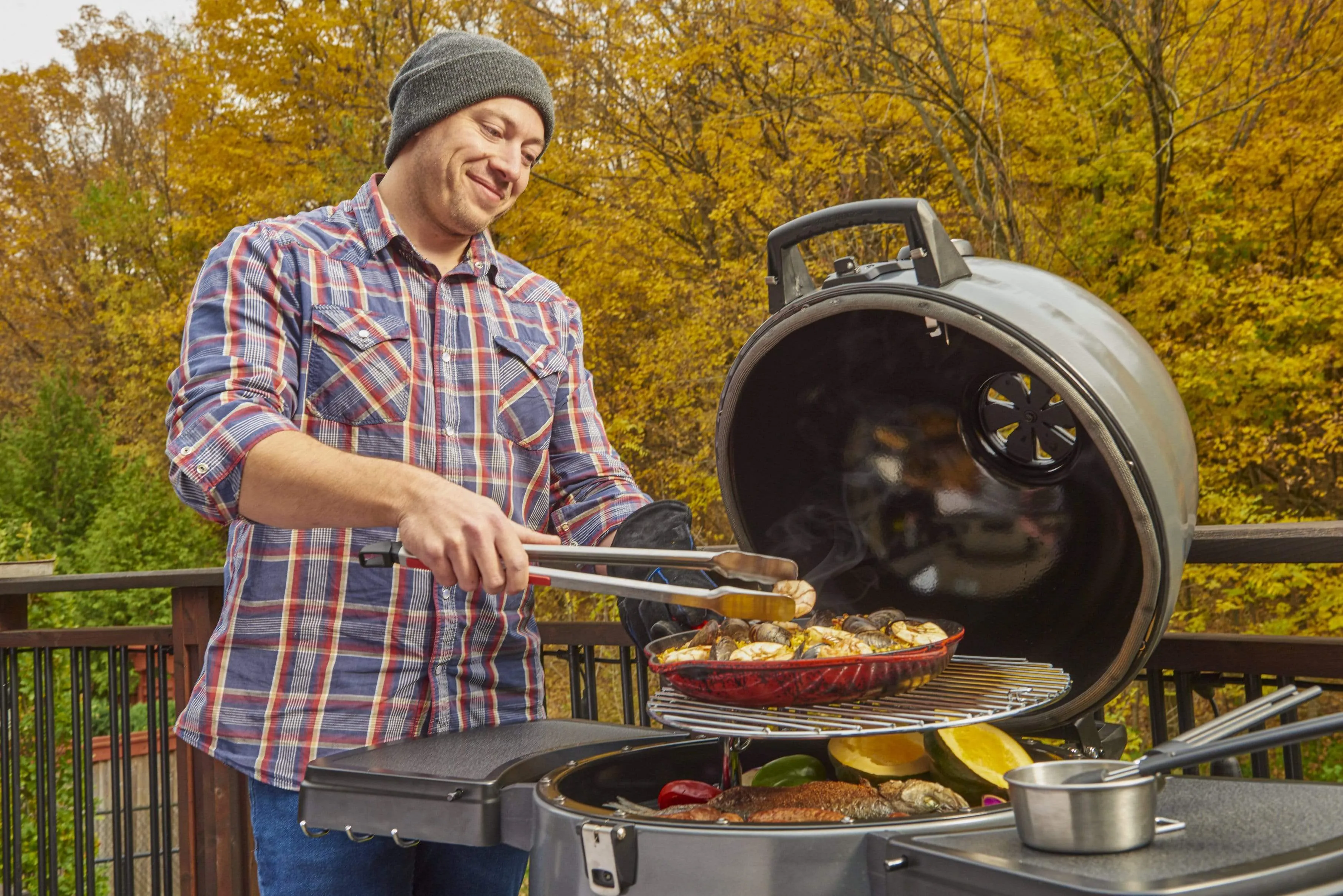 Broil King KEG 5000 Charcoal Grill Smoker w/ Heavy-Duty Cast Iron Cooking Grate 911470